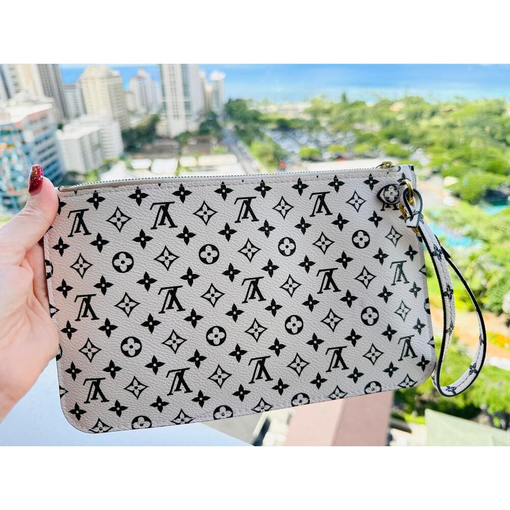 Louis Vuitton Pochette MM Black and White Pouch Wristlet Mini Monogram LTD Rare - Picture 2 of 16